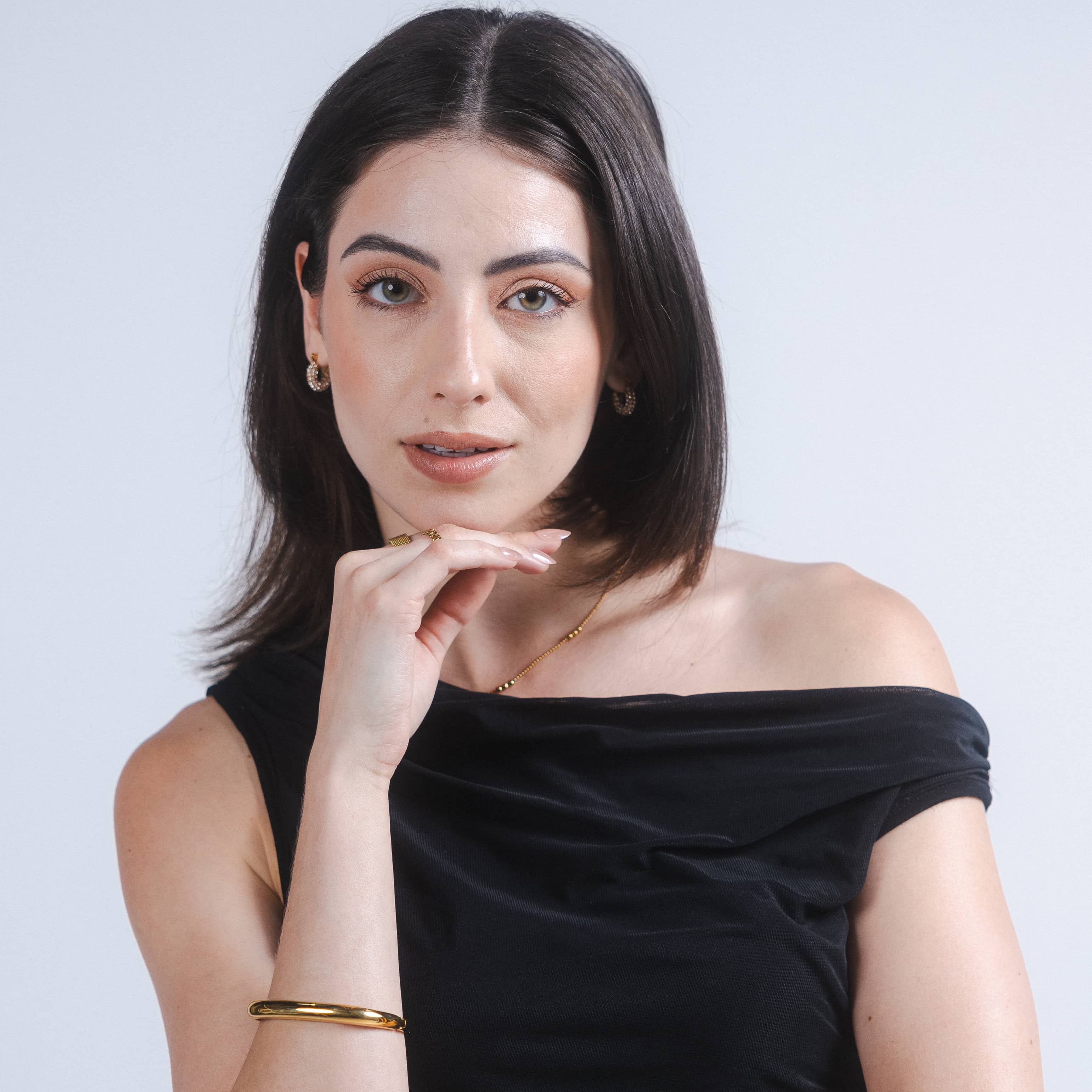 Della dainty elegnat gold necklace_Olive Hastings